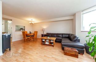 3-bedroom apartment in Lake Shore Boulevard West for C$952,000