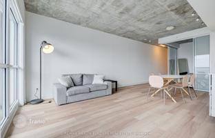 4-bedroom apartment in Simcoe Street for C$990,000