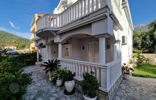 5-bedroom house 250 m² in Budva city for 650,000 €
