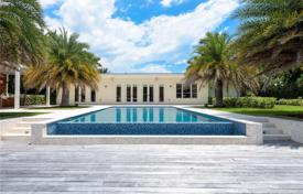 Cozy villa with a backyard, a swimming pool and a terrace, Miami Beach, USA for $8,995,000