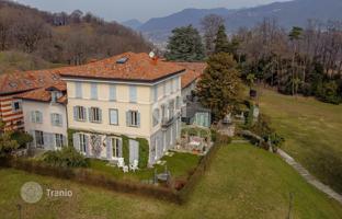 Prestigious lake view apartment in a luxurious historic villa with park on Lake Como, Italy for 1,290,000 €