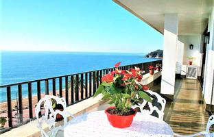 Luxury beachfront penthouse with a roof-top terrace, Lloret de Mar, Spain for 871,000 €