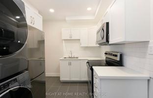 9-bedroom townhouse in Dundas Street West for C$1,816,000