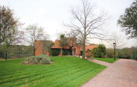 Beautiful villa with a swimming pool, a sauna and a garage in a gated residential complex with around-the-clock security, Madrid, Spain for 820,000 € Beautiful villa with a swimming pool, a sauna and a garage in a gated residential complex with around-the-clock security, Madrid, Spain for 820,000 €