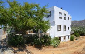3 storey building with complete top floor apartment, 300m from the beach for 270,000 €