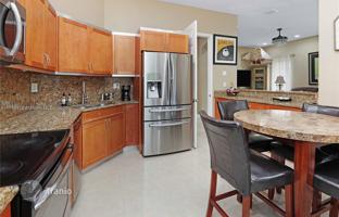 4-bedroom house 385 m² in West End for $1,100,000