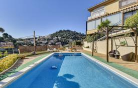 Two-storey villa with a swimming pool, a garage and panoramic sea views in Santa Susanna, Costa Maresme, Spain for 775,000 €