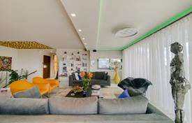 Luxury Two-Level Penthouse in Glyfada with Unobstructed Views In the heart of one of Glyfada’s most sought-after neighborhoods for 1,700,000 €