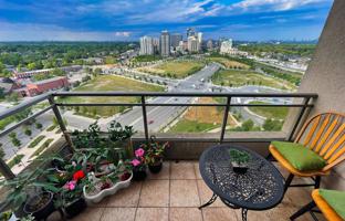 6-bedroom apartment in Dundas Street West for C$965,000