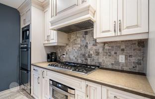 8-bedroom house in Etobicoke for C$2,396,000