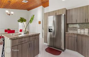 4-bedroom house 255 m² in West End for $890,000