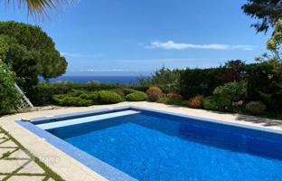Exquisite villa with a pool, a lush garden and sea views in Villeneuve-Loubet, Côte d'Azur, France for 3,000,000 €