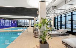 Three-bedroom apartment with a balcony in a residence with a garden, a swimming pool and a co-working area, Canning Town, London, UK for £878,000