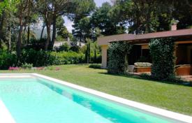 Single-storey villa with a garden and a swimming pool at 150 meters from the beach, Punta Ala, Italy for 11,600 € per week