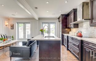 9-bedroom house in Etobicoke for C$1,779,000