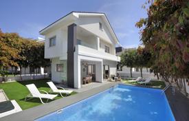 Villa on the coast in Pervolia for 550,000 €