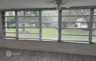2-bedroom apartments in condo 115 m² in Miami for $285,000