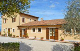 Villa with a terrace, olive groves and views of the Clitunno Valley, Topino and Tiber, Umbria, Italy for 930,000 € Villa with a terrace, olive groves and views of the Clitunno Valley, Topino and Tiber, Umbria, Italy for 930,000 €