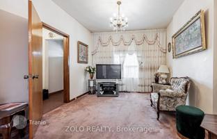 8-bedroom townhouse in Lansdowne Avenue for C$1,290,000
