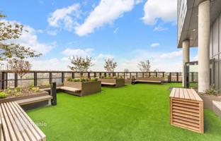 Luxury apartment with a panoramic view of Canary Wharf, London, UK for £572,000
