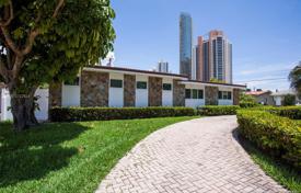 Spacious cottage with a backyard, a seating area and a parking, Sunny Isles Beach, USA for $875,000