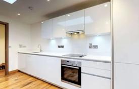 One-bedroom apartment in a residence with an underground parking, London, UK for £375,000