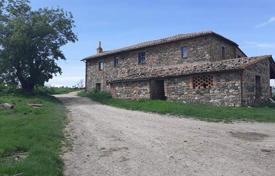 Farm with a huge plot of land in Radicofani, Tuscany, Italy for 950,000 €