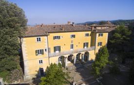Majestic villa for sale in Tuscany with boutique hotel potential for 700,000 €