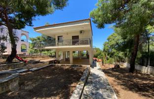 Two-level villa with a lush garden near the sea in Corinthia, Greece for 285,000 €