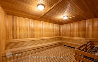 5-bedroom apartment in Bathurst Street for C$914,000