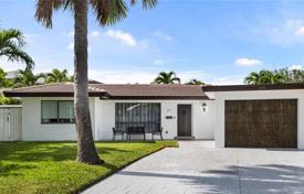 Cozy villa with a backyard, a pool and a garage, Lauderdale-by-the-Sea, USA for $875,000