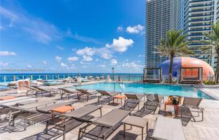 2-bedroom apartments in condo 105 m² in South Ocean Drive for $870,000