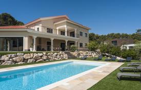 Luxury villa with a swimming pool, a garden and picturesque views in a gated residence, 600 meters from the beach, Sitges, Spain for 6,500 € per week
