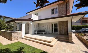 Two-storey villa with a garden near the sea in Forte dei Marmi, Tuscany, Italy for 2,750,000 €