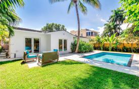 Cozy villa with a backyard, a swimming pool, a garage and a terrace, Miami Beach, USA for 1,464,000 €