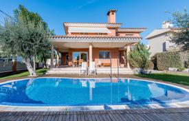 Modern villa with a swimming pool and a garden at 200 meters from the beach, in a quiet area, Cambrils, Spain for 3,500 € per week