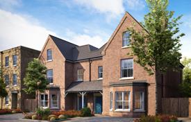 Townhouse with four bedrooms, a private garden and an off-street parking in a new residential complex, Richmond, London, United Kingdom for £1,950,000