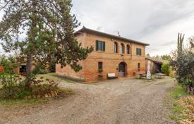 Traditional two-storey house with a garden and a parking in Siena, Tuscany, Italy for 735,000 €
