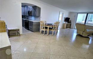 2-bedroom apartments in condo 102 m² in Hallandale Beach for $397,000
