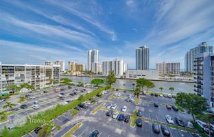 2-bedroom apartments in condo 105 m² in Hallandale Beach for $350,000