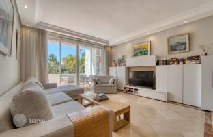 Elegant beachfront apartment in Puerto Banus, Andalucia, Spain for 1,350,000 €