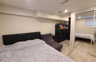 11-bedroom townhouse in Wellington Street West for C$2,445,000