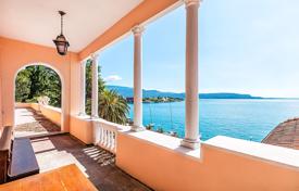 Classic villa on the lake shore in Toscolano-Maderno, Lombardy, Italy for 990,000 €