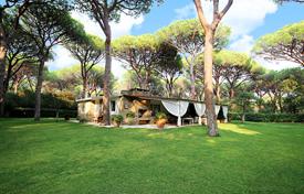 Cozy villa in a gated residence with around-the-clock security, 600 meters from the beach, Roccamare, Italy for 9,800 € per week