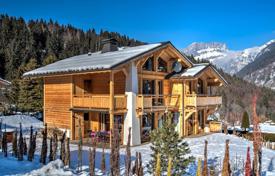 Modern chalet with a view of the mountains at 500 meters from a lift, Chamonix, France for 7,500 € per week