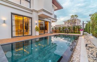 5-bedroom villa 305 m² in Pattaya for $461,000