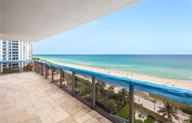 Sunny two-bedroom apartment right on the beach in Miami Beach, Florida, USA for 1,241,000 €