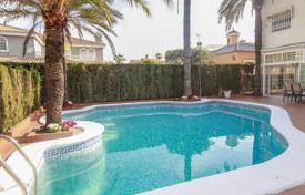 Furnished villa with a pool in Torrevieja, Alicante, Spain for 600,000 €