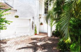Spacious villa with a backyard, a pool, a patio and a garage, Aventura, USA for 1,589,000 €