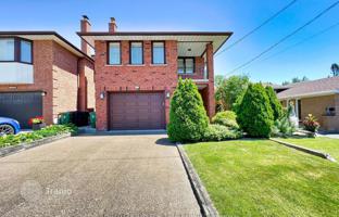 11-bedroom house in Etobicoke for C$2,197,000